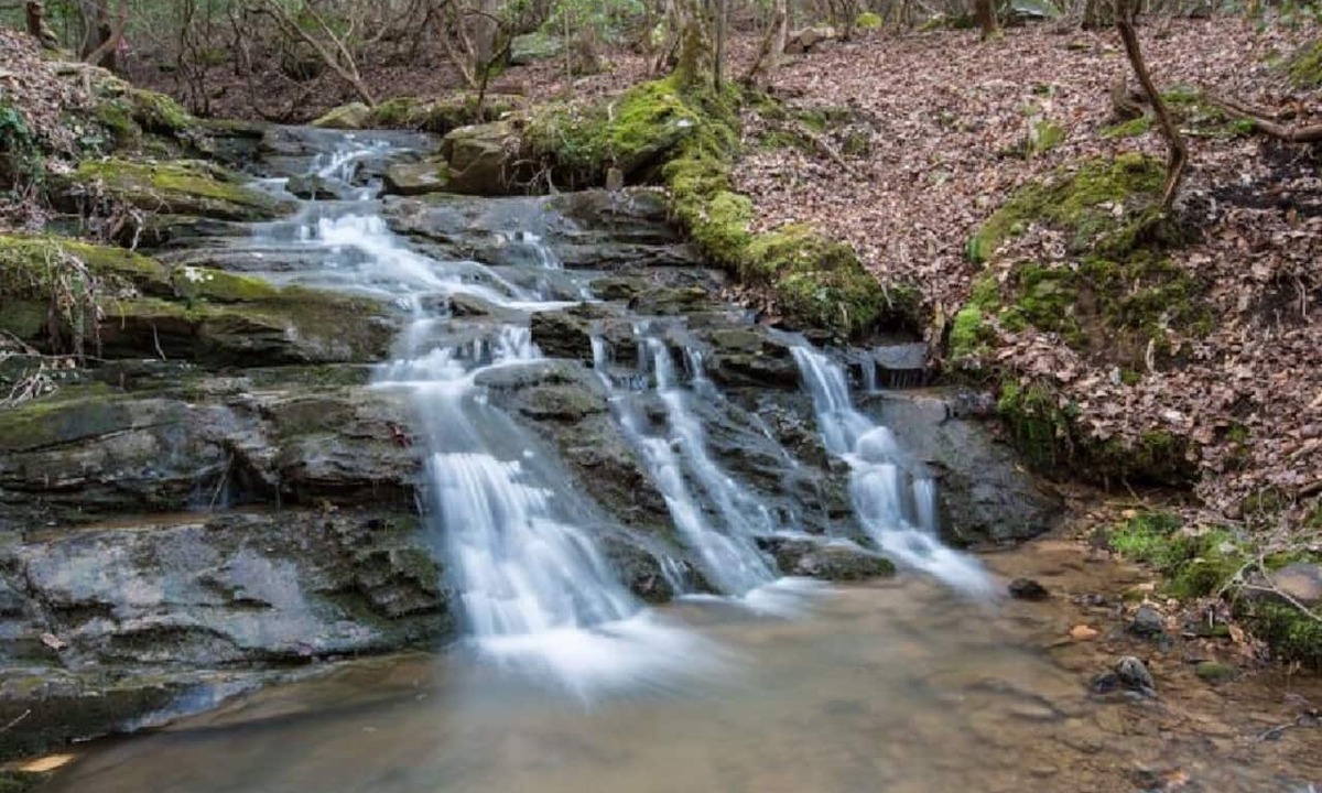 Madisonville Cabin | Creekfront Cabin with Waterfall. Hot Tub, Fire Pit, Gameroom, and more.