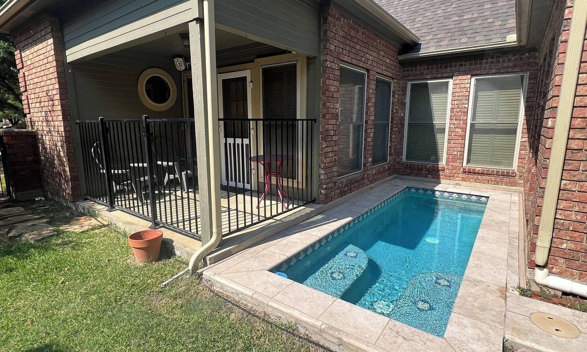 Garland House | Cute & cozy 2bd, 2bth home, heated spa, very near Central Expy and Bush Trnpk