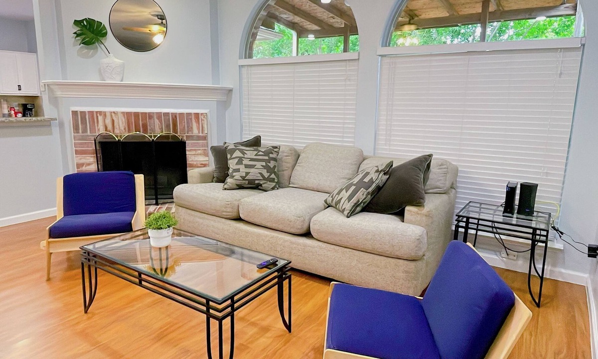 South Arlington House | Delight 4br2ba in Arlington. Family Friendly. Perfect for Corporate & Insurance