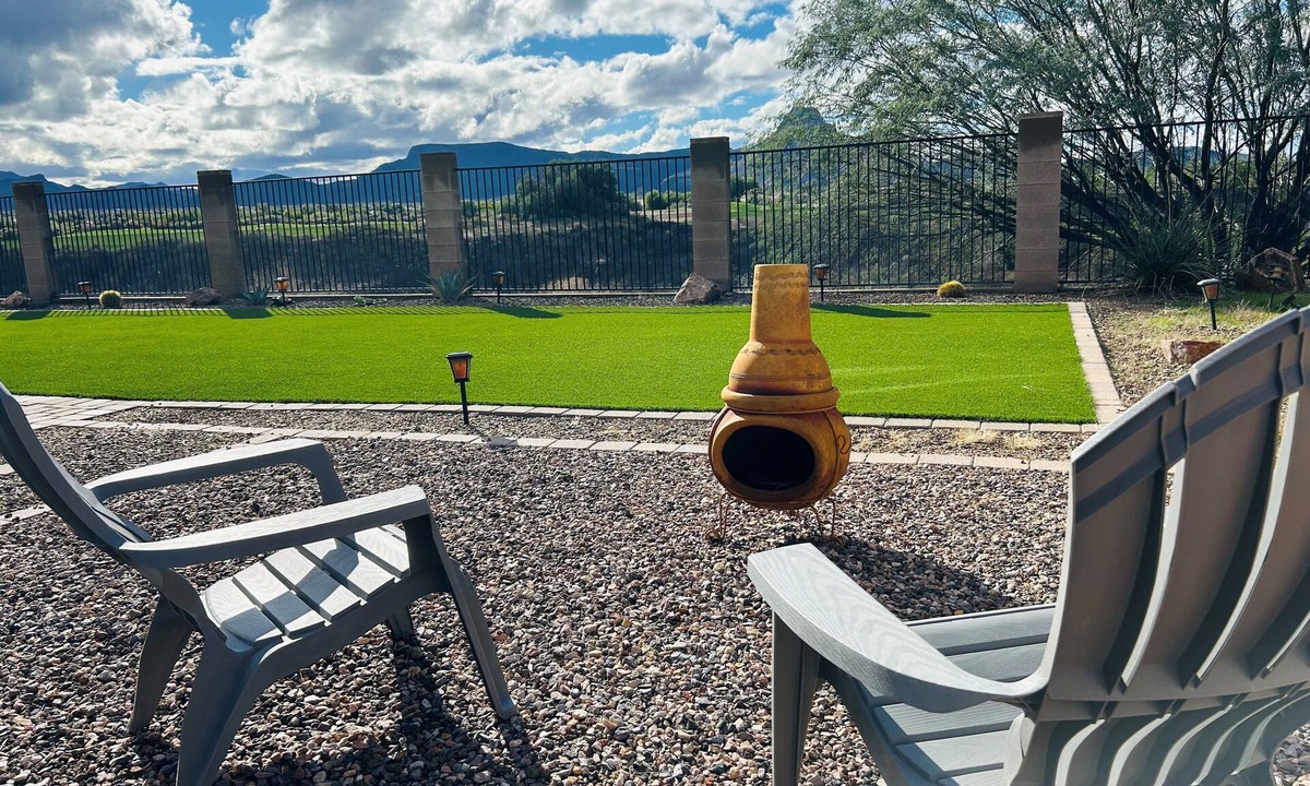 The Pines House | Desert Oasis – Spacious Retreat with Mountain Views
