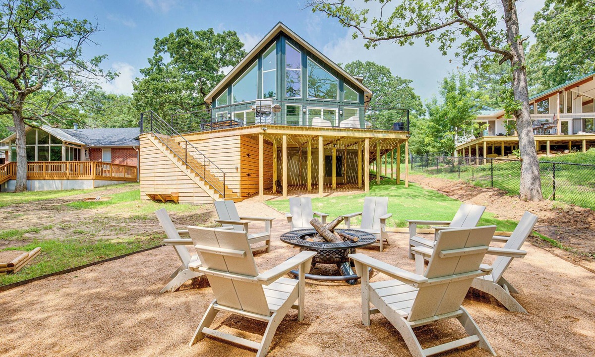Malakoff House | Dock & Fire Pit: Cedar Creek Lakefront Retreat!