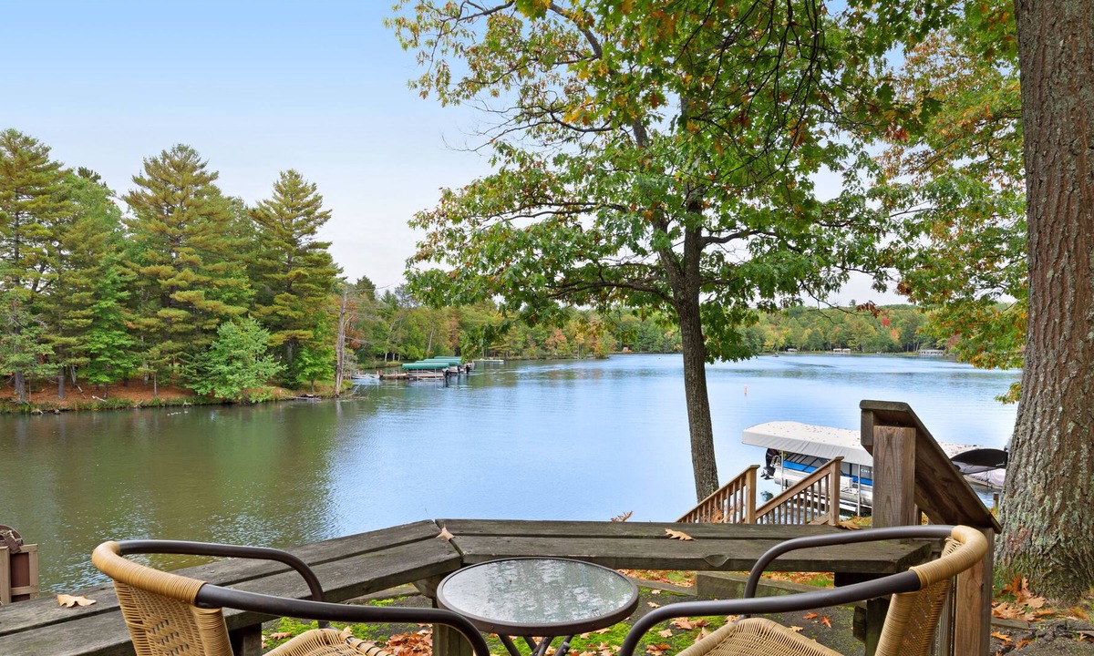 Eagle River Cottage | Dog-friendly cabin w/private deck, shared tennis court & dock on Voyageur Lake!