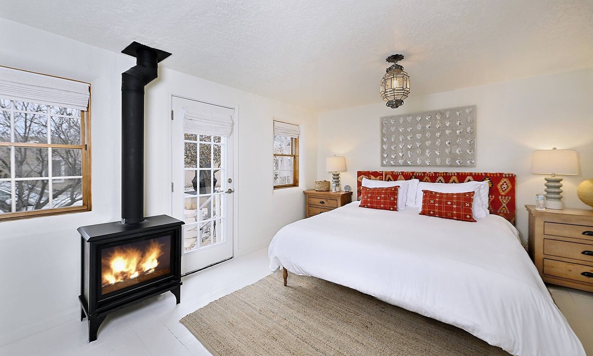 Downtown Santa Fe Bed & Breakfast | Dos Hermanas Casita 1 | Walk to Plaza | Courtyard