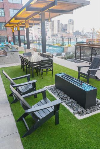 Deep Ellum Apartment | Downtown Dallas with Balcony, Pool, Rooftop Terrace, Gym, Queen Bed, King Sleeper Sofa, 2 Twin Sleeper Chairs, 65" TV, Secured Parking Garage, and FREE EV POWER