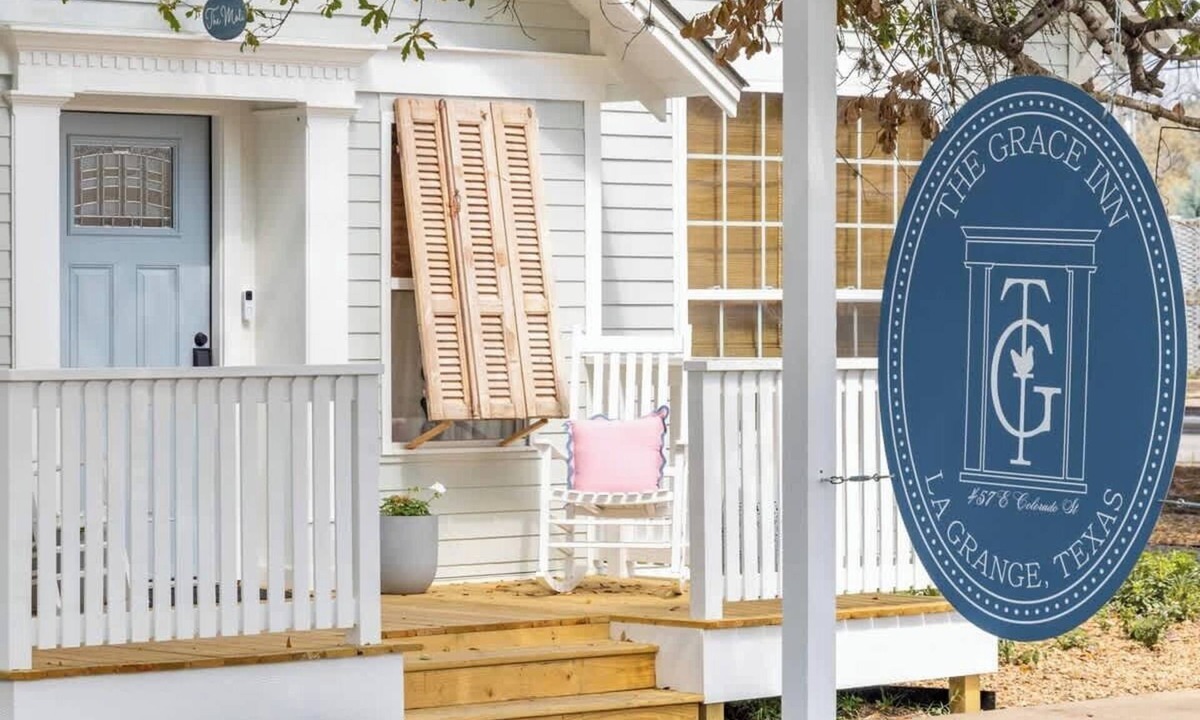 La Grange House | Downtown LG | Stay by the Ice Plant | Sleeps 17