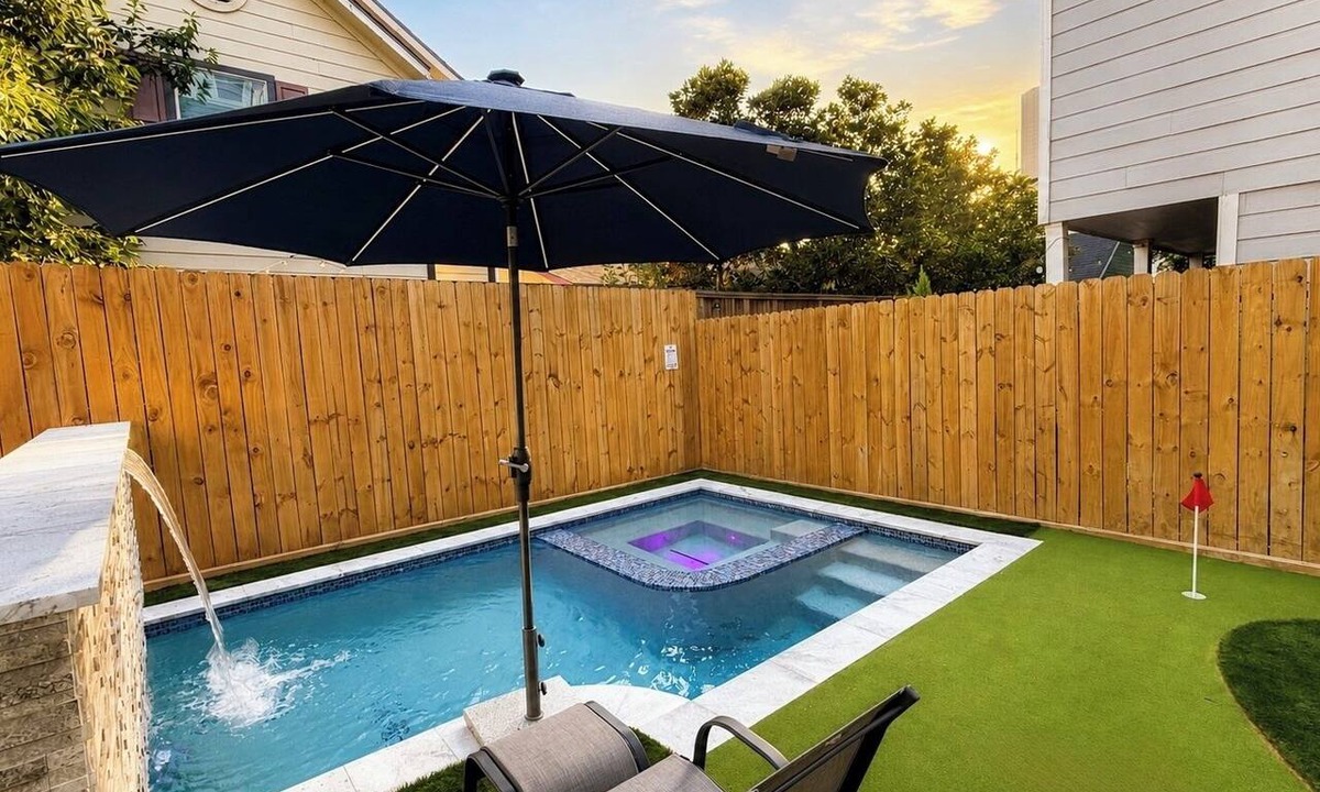 Montrose House | Downtown Retreat | Heated pool/Spa | Rooftop Patio