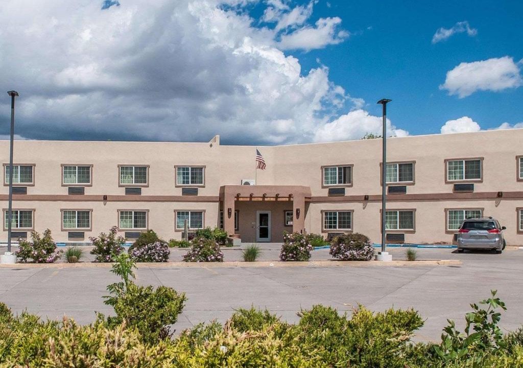 Southside Hotel | Econo Lodge Inn & Suites Santa Fe South
