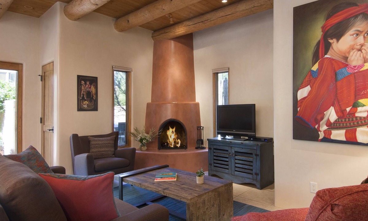 Santa Fe House | Elegant Home~ Easy walk to Plaza~ 2 king beds~2 full baths~