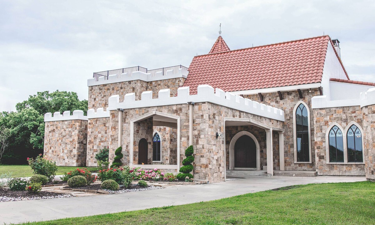 Greenville Other | Elegant, romantic castle w/rooftop deck, forest, pond and theater!