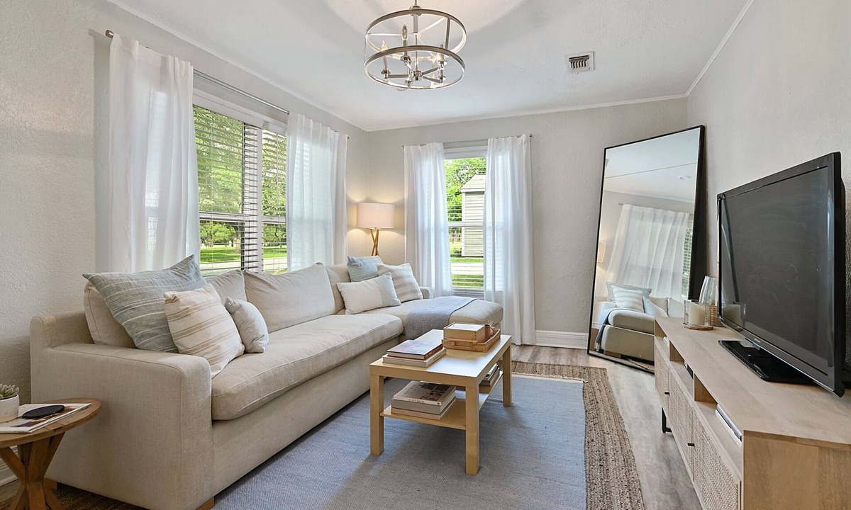 Bryan House | Enjoy our cozy cottage just minutes from A&M Campus