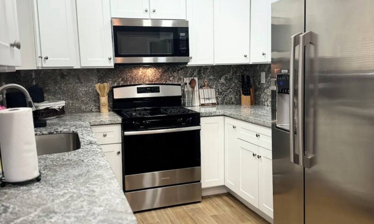 Drexel Heights House | Entire home 3 bedrooms 2baths pool and heated jacuzzi w/pool house/gameroom.