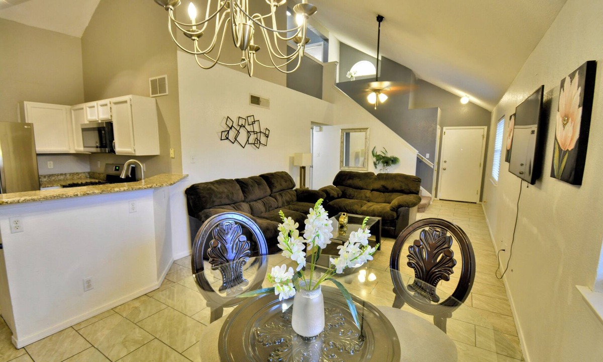 Biggs Field House | Entire house Near Montwood Zaragoza