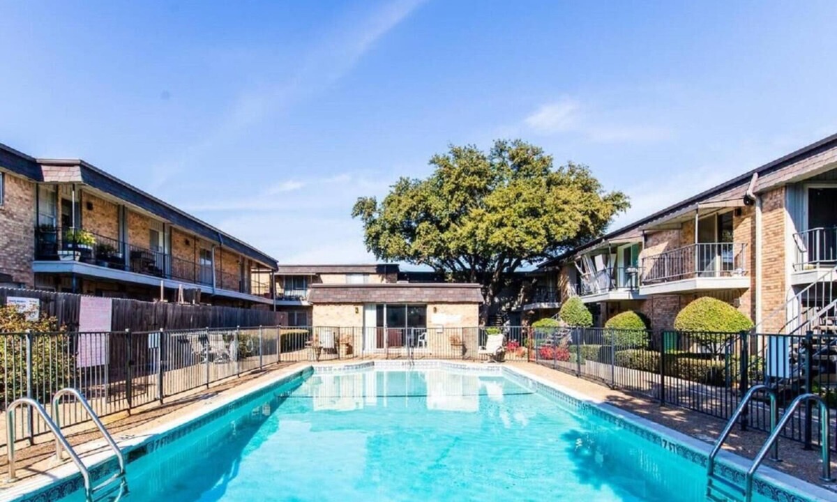 North Dallas Condo | Fabulous 1-bedroom condo with AC in Dallas, swimming pool, washer and dryer