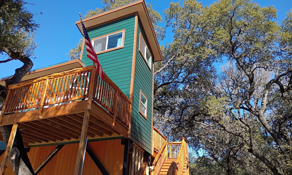 Lakehills House | Fabulous Hill Country Treehouse Relaxing Stay with All Amenities