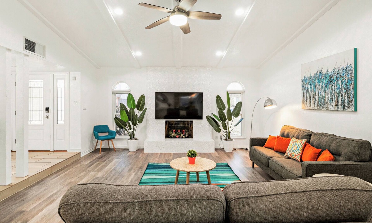 Plano House | Family Friendly, King Bed, Nice Backyard, Cornhole, Grill, Foosball, Games