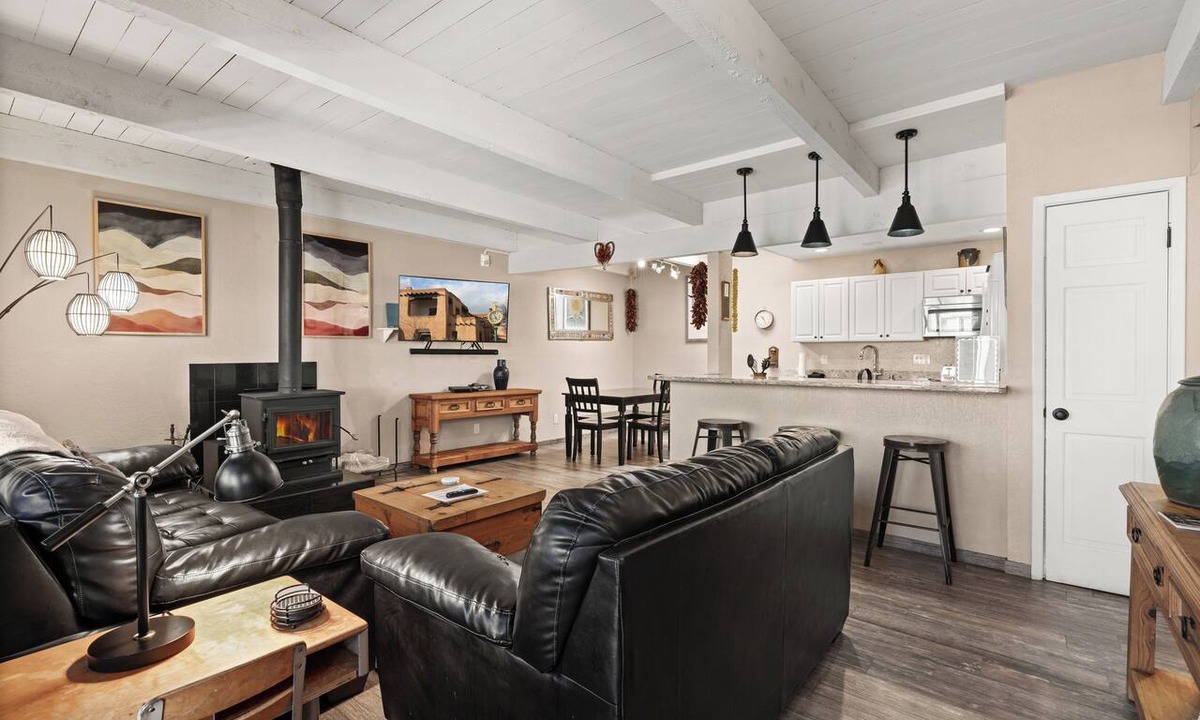 Northeast Santa Fe Hotel | Fort Marcy 32 | Walk to Plaza | Fireplace | Kitchen | Hot Tub | Pool | End Unit | Single Level