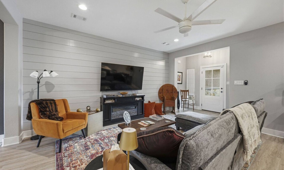 College Station Villa | Fresh & Clean Townhouse with Pool Access
