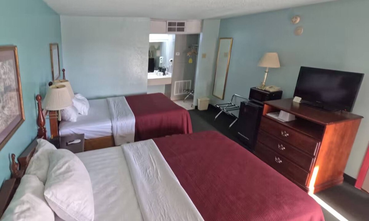 Vega Hotel | Friendly Stay in Vega – 4 Group-Friendly Rooms w/Free Parking & Breakfast