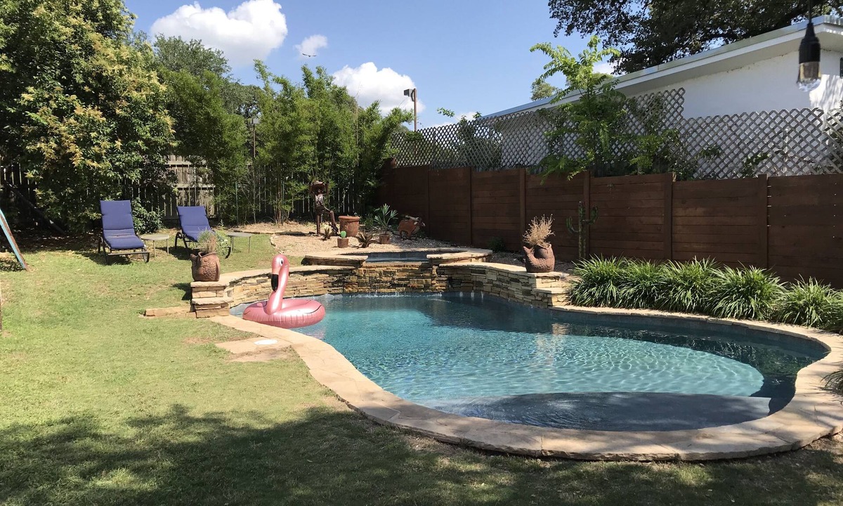 South Congress House | Fun Hip Home + Guesthouse in Austin's SoCo! Perfect For ACL/SXSW! POOL & HOT TUB