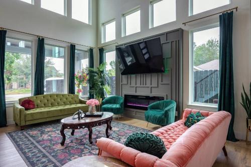 OST - South Union House | Garden of Eden - 12 BEDS - Hot Tub, Game Room, Neon Vibes