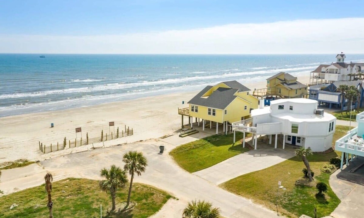 Pirates Beach House | Good Life - Easy Beach Access, Gulf Views, Hot Tub!