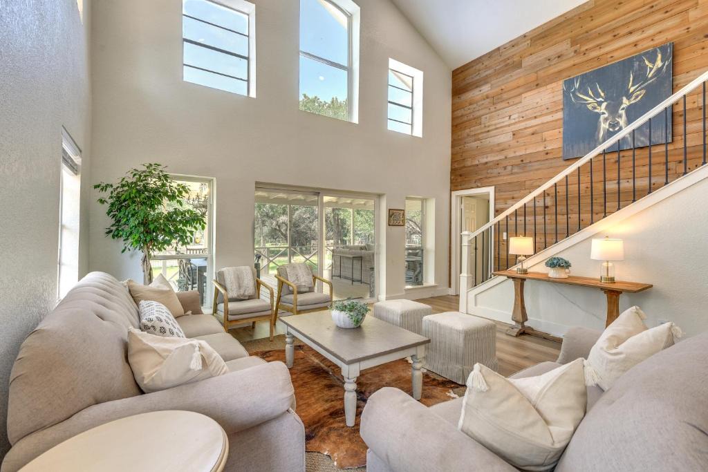 Palo Pinto House | Gorgeous Palo Pinto Home w/Private Hot Tub!