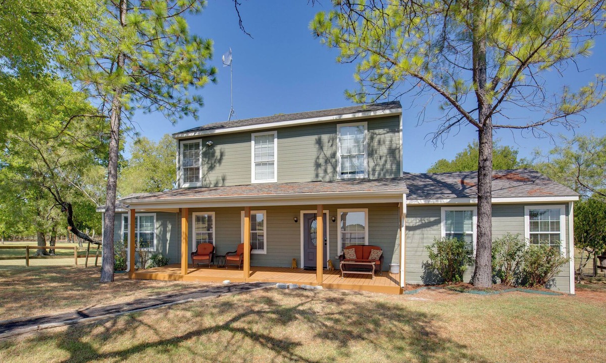 Royse City House | Gorgeous Royse City Retreat w/ Front Porch & Pond!