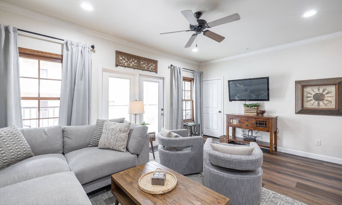 Gruene House | Gruene Getaway - 3/2 Luxury Condo + Pool + River Access + Walk to Gruene + Mins to Downtown NB