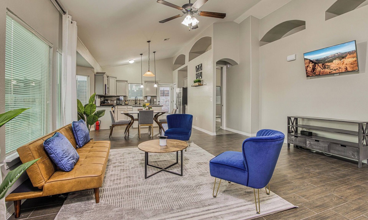 Biggs Field House | Guest favorite 4 Bedroom 1500 sqft Home Near New Shopping Centers & Restaurants