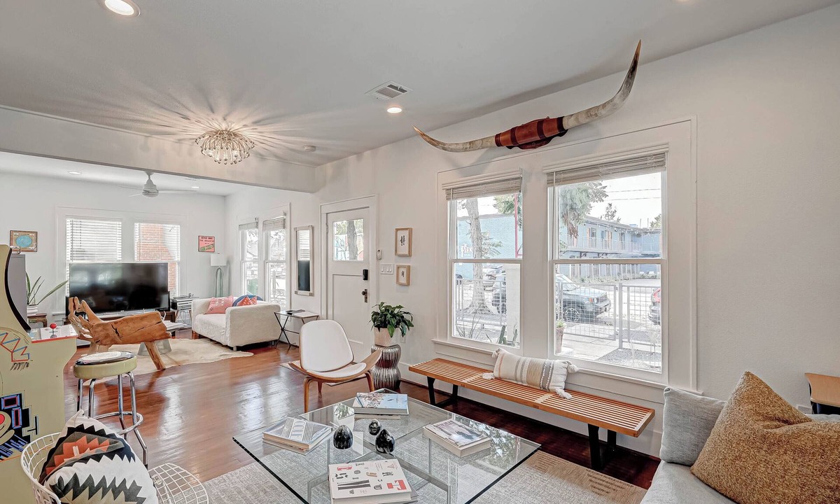 Hyde Park House | H-Town Texas Long Horns House in Walkable Montrose a Vintage Beauty!