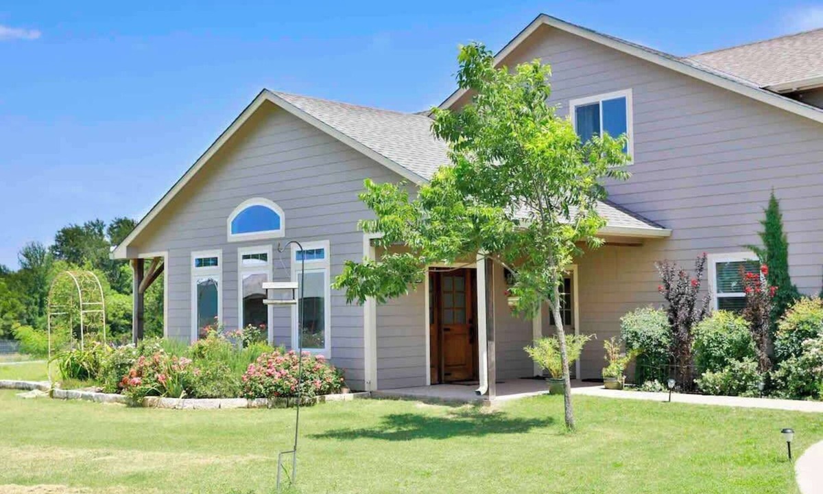 Waco Apartment | Hailey's Cottage on Small Farm-16 minutes to Silos