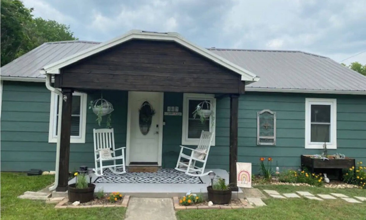 Saint Jo House | Harvest House - Vineyard Charm w/New Hot Tub in Saint Jo