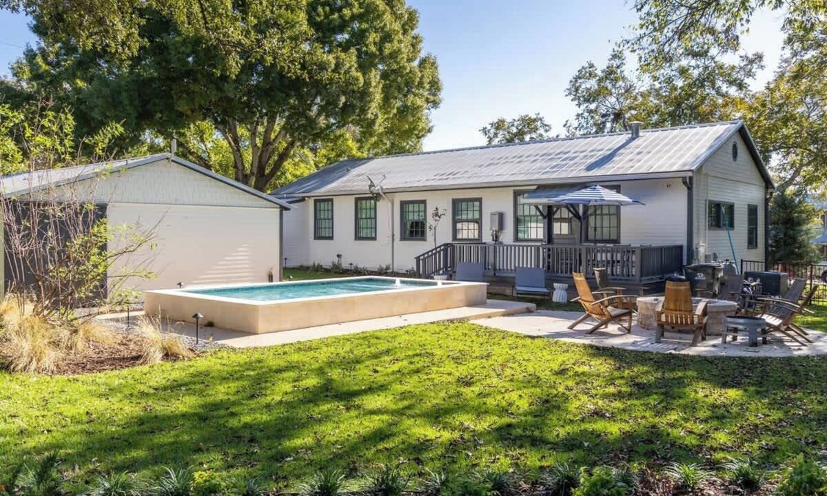 Round Top House | Heart of RT | Pool + Firepit + Walk to Shops