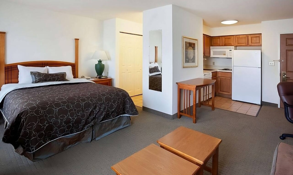 Vance Jackson Hotel | Hike the Natural Bridge Caverns | 2 Spacious Units | Kitchen | Free Breakfast