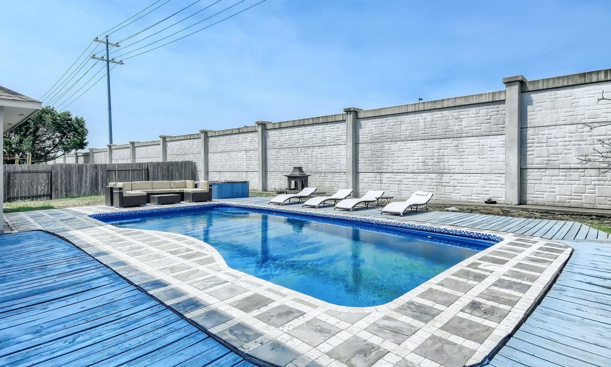 Forest Oaks House | Home with private pool rents for longer term stay