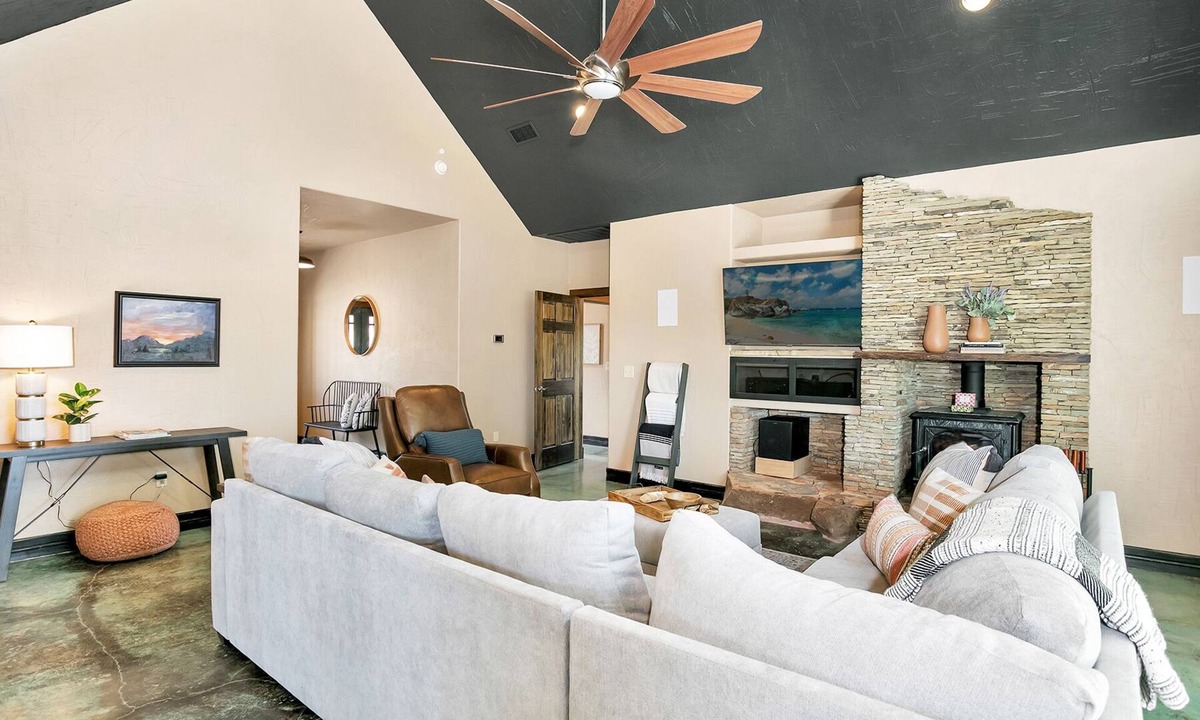 Fredericksburg House | Honey Hill The Back 20 | Rustic Country 2/2 Home | King Beds| Wildlife | Brilliant Stars