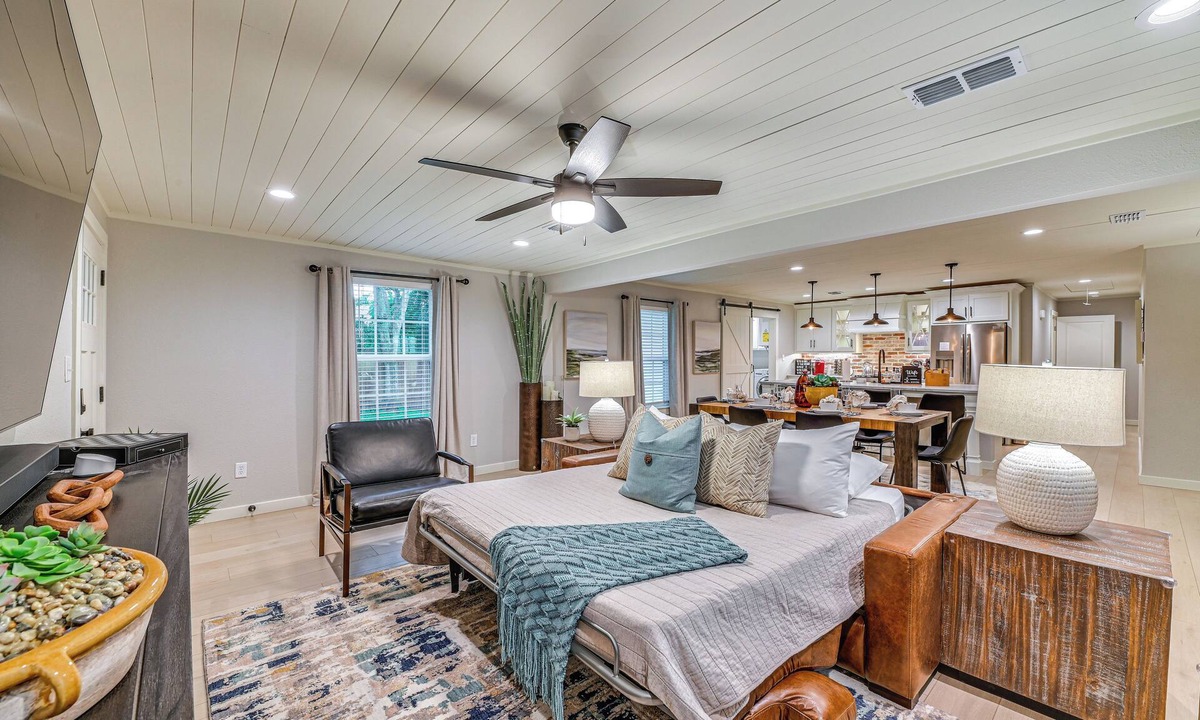 Pilot Point House | Hot Tub! Family Haven 3 Mi to Lake Ray Roberts