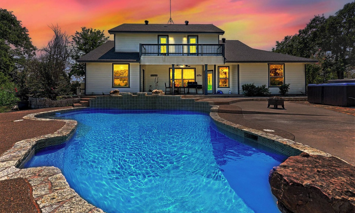 Azle House | Hot Tub, Heated Pool, 19 beds, Pickleball, 2 Game Rooms, Arcades