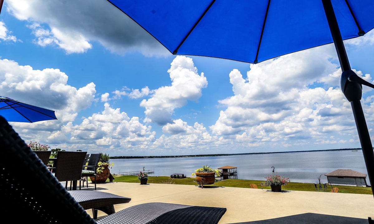 Emory House | Hot Tub, Kayaks, Underwater Fishing Light! Luxurious Pitch-n-Skip Hideaway!