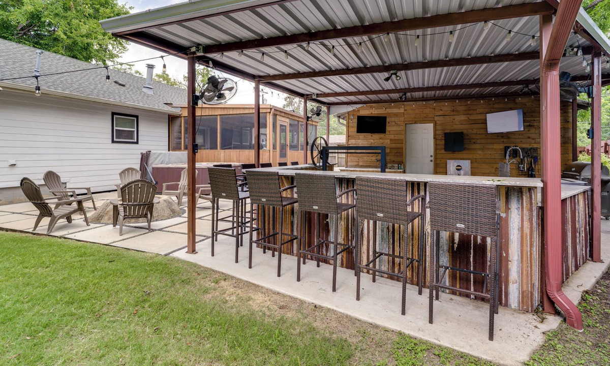 Bryan House | Hot Tub + Outdoor Kitchen: Stylish Home in Bryan