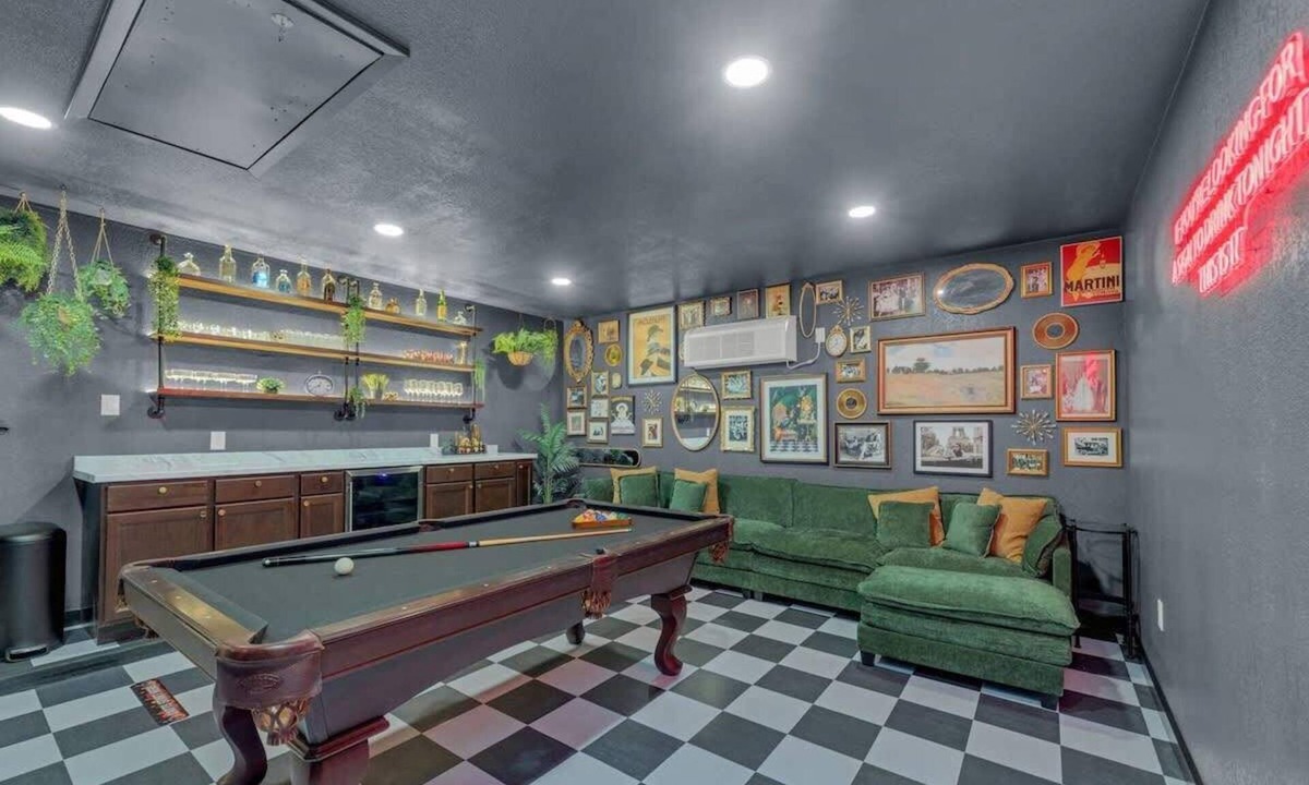 Cedar Park House | Hot Tub | Speakeasy | Basketball Court | Sleeps 12