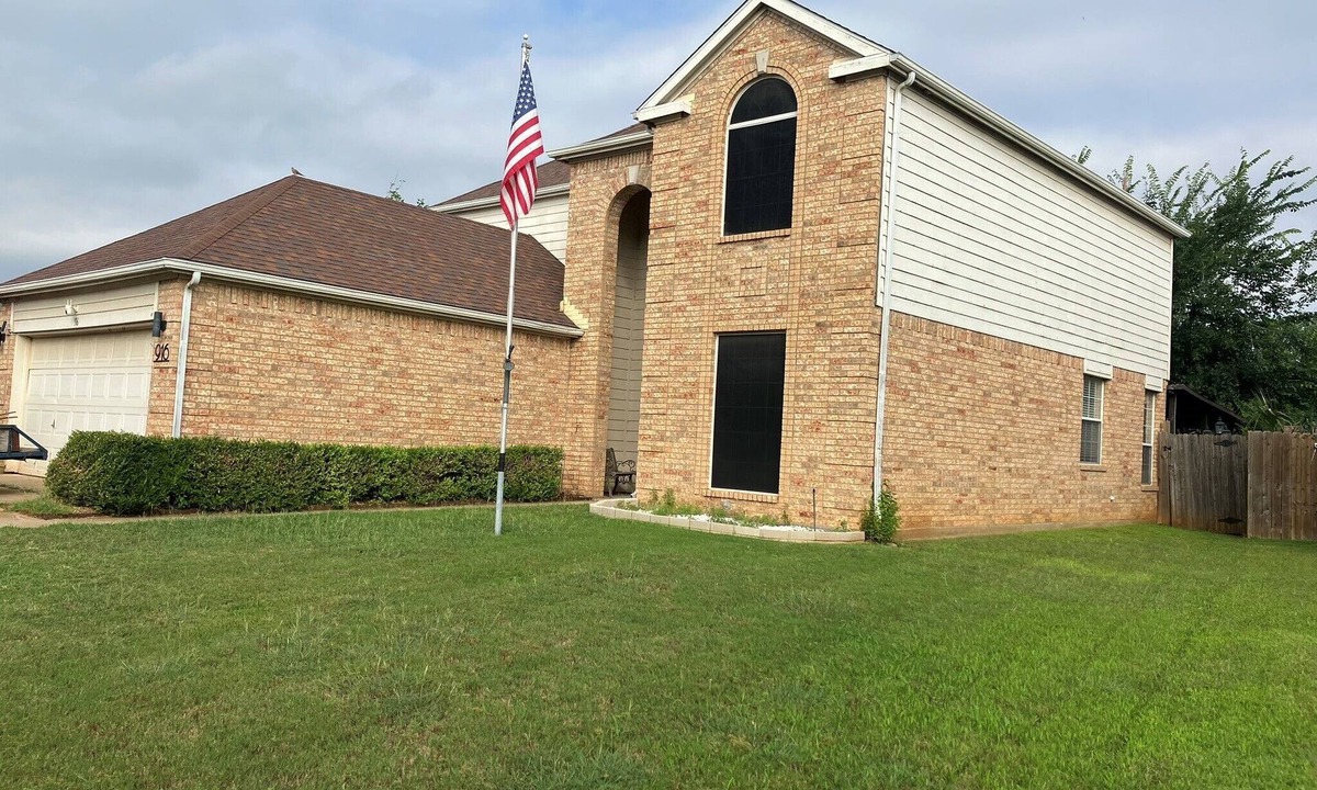 Lake Dallas House | House sleeps 12, 5 bedrooms, 2.5 bath, pool, at Lake Lewsiville