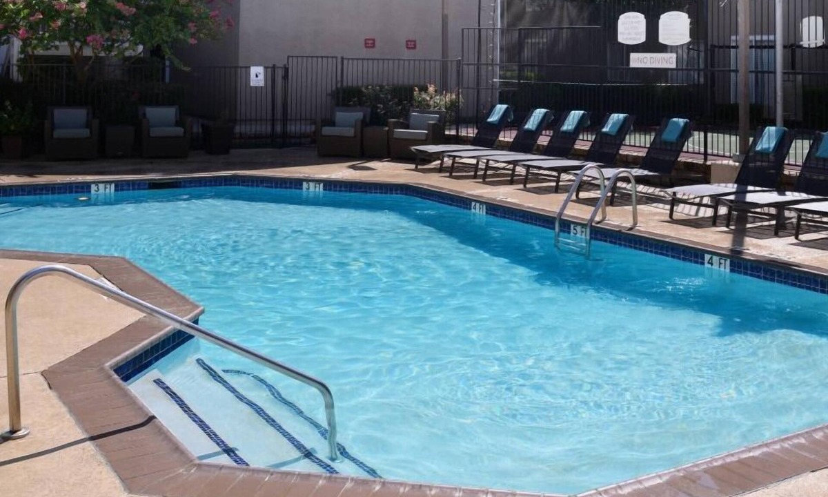 Dallas Apartment | Indulge in Home Like Comfort! Parking, Pool, Close to Dallas Museum of Art