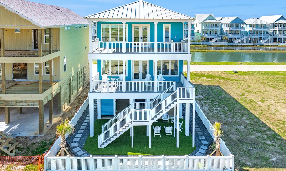 Galveston House | It's Time for a Happy Ohana! Dog Friendly, Fenced Yard, Short Walk to the Beach