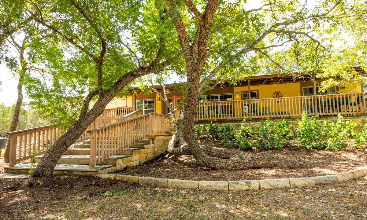 Ingram House | JOHNSON CREEK - YOUR HILL COUNTRY GETAWAY! Fishing/kayacking/hot tub/fire pit.