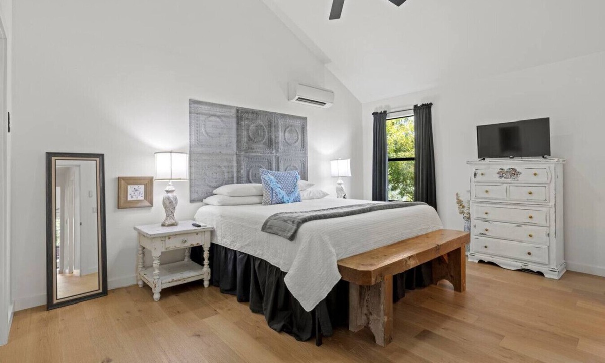 Fredericksburg Cabin | Joy-City on a Hill at Spring Creek