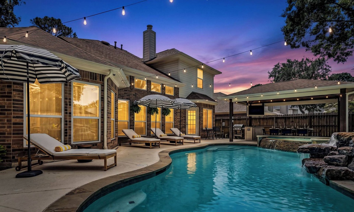 Katy House | Katy Family Retreat · Heated Pool, Hot Tub, Game Room · Sleeps 16