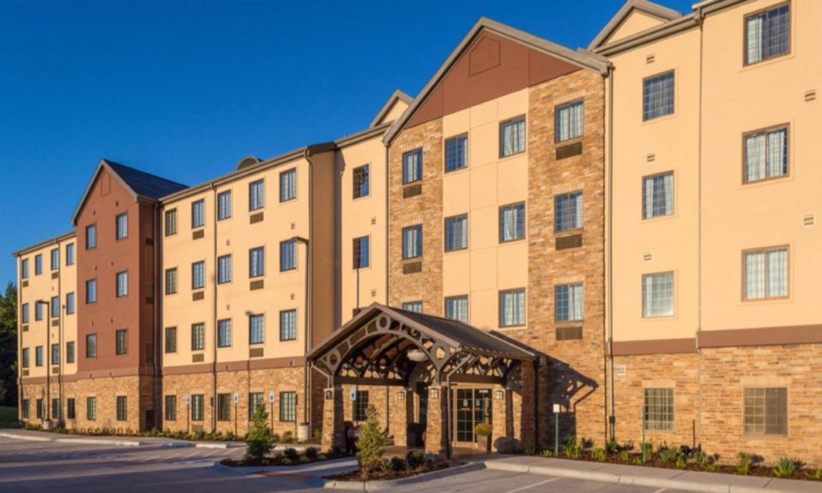 Wichita Falls Condo | King Suite Close to Castaway Cove Water Park! Equipped Kitchen + Complimentary Breakfast
