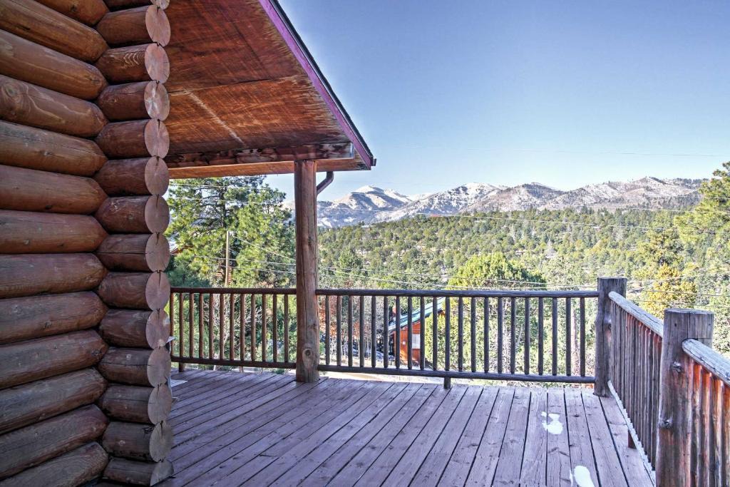 Alto House | 'Lacy's Log Cabin' Alto Home w/Mountain Views!