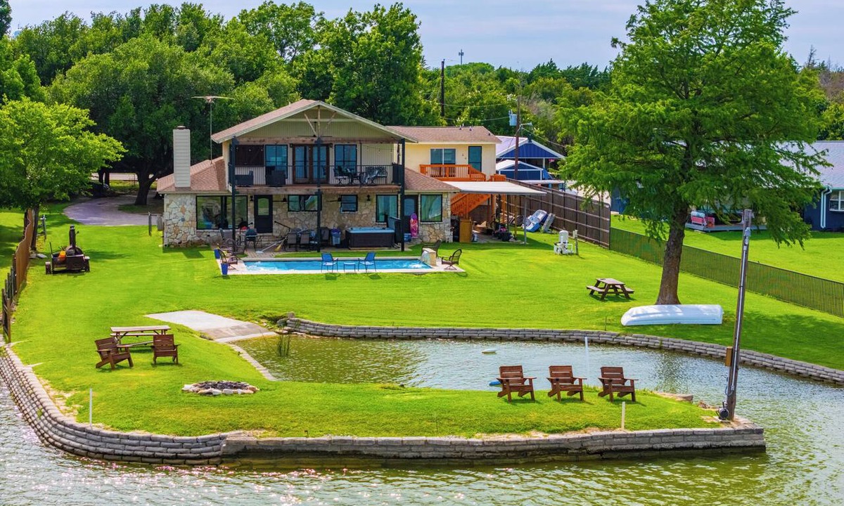 Azle Apartment | Lake 2-bdrm loft on EM Lake Azle with AC and access to lake, pool & jacuzzi